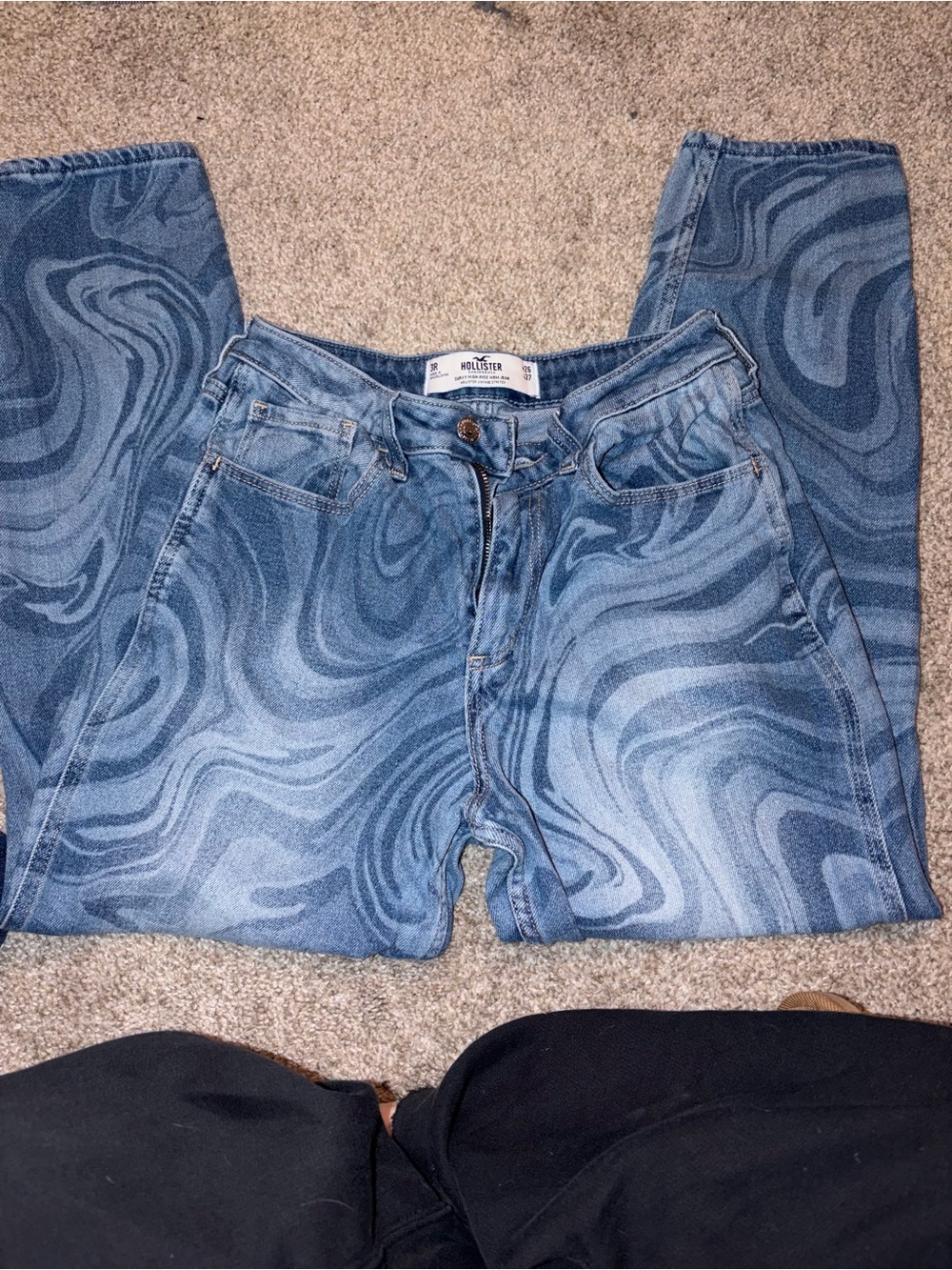 Hollister Women’s Curvy High-Rise Mom Jean Blue Swirl Pattern